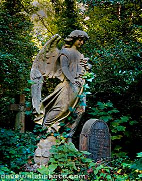 IMG_3080_highgate_cemetery_statue